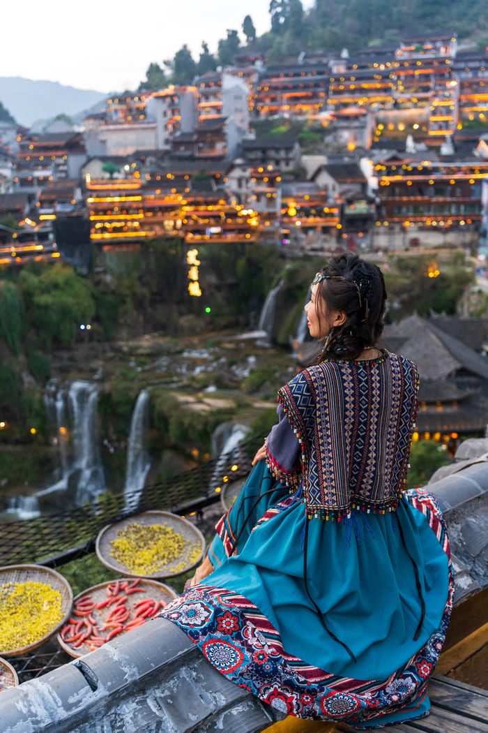 mujer con fondo de la ciudad de Lijiang